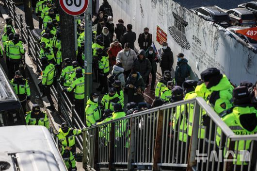 [서울=뉴시스] 정병혁 기자 = 윤석열 대통령에 대한 체포 영장집행을 마친 경찰과 공수처 관계자들이 15일 서울 용산구 대통령 관저에서 철수하고 있다. jhope@newsis.com