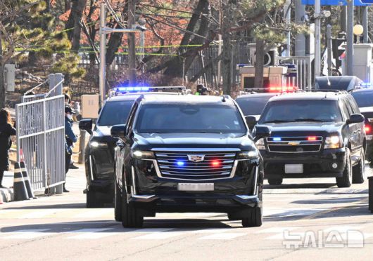 [과천=뉴시스] 김근수 기자 = 15일 한남동 공관에서 체포된 윤석열 대통령을 태운 경호차량이 경기 과천정부청사 공수처 건물로 들어서고 있다. (공동취재) 2025.01.15. photo@newsis.com