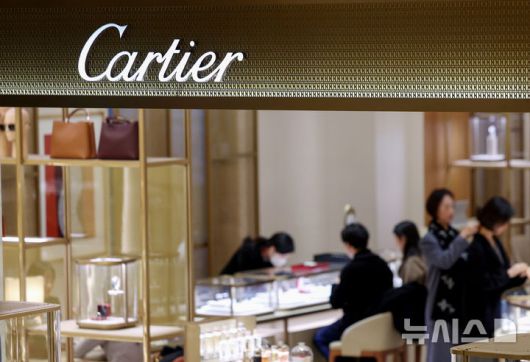 [서울=뉴시스] 김진아 기자 =  프랑스 명품 브랜드 까르띠에(Cartier)가 다음달 국내에서 판매하는 제품 가격을 약 6% 인상한다. 15일 명품 업계에 따르면 까르띠에는 오는 2월 4일 국내에서 판매하는 모든 카테고리의 가격을 올릴 예정이라고 공지했다. 주얼리 품목의 가격은 약 6%, 워치(시계) 품목은 약 6~7% 오른다. 사진은 16일 서울의 한 백화점 까르띠에 매장. 2025.01.16. bluesoda@newsis.com