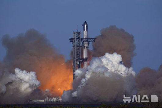 [보카치카=AP/뉴시스] 16일(현지 시간) 미 텍사스주 보카치카의 스타베이스에서 스페이스X의 메가 로켓 스타십이 7차 시험 발사되고 있다. 이날 스타십의 1단 로켓 부스터 '슈퍼 헤비'는 귀환했으나 2단 로켓·우주선 '스타십'은 통신이 끊기면서 실종돼 시험 발사에 실패했다. 2025.01.17.