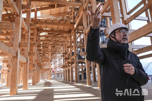 [오사카=AP/뉴시스] 사진은 지난 1월17일 일본 오사카 유메시마섬에서 열린 2025 오사카·간사이 엑스포 미디어 투어에서 '그랜드 링' 아래에서 취재진과 이야기하는 디자인 프로듀서. 2025.04.11.