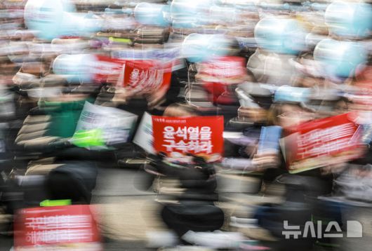 [서울=뉴시스] 정병혁 기자 = 18일 서울 종로구 동십자각 앞에서 열린 윤석열 즉각 퇴진 사회대개혁, 범시민대행진에서 참가자들이 구호를 외치고 있다. 2025.01.18. jhope@newsis.com