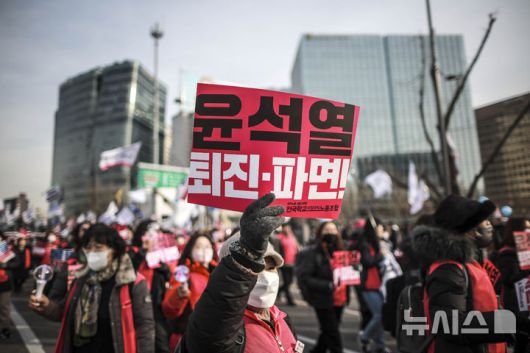 [서울=뉴시스] 정병혁 기자 = 18일 서울 종로구 동십자각 앞에서 열린 윤석열 즉각 퇴진 사회대개혁, 범시민대행진에서 참가자들이 구호를 외치고 있다. 2025.01.18. jhope@newsis.com