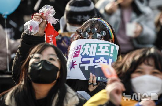 [서울=뉴시스] 정병혁 기자 = 18일 서울 종로구 동십자각 앞에서 열린 윤석열 즉각 퇴진 사회대개혁, 범시민대행진에서 참가자들이 구호를 외치고 있다. 2025.01.18. jhope@newsis.com