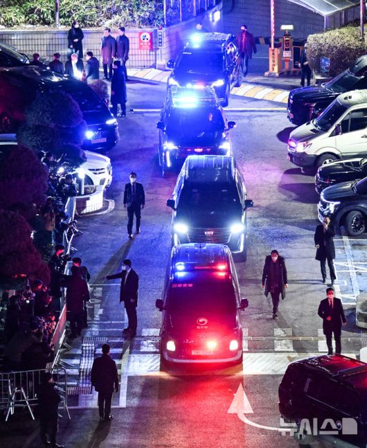 [서울=뉴시스] 김근수 기자 = 내란 수괴와 직권남용 등의 혐의를 받는 윤석열 대통령의 구속 전 피의자 심문(영장실질심사)가 종료된 18일 서울 마포구 서울서부지방법원에서 윤 대통령이 탑승한 호송차량이 법원을 나서고 있다. (공동취재) 2025.01.18. photo@newsis.com
