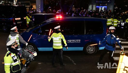 [서울=뉴시스] 김근수 기자 = 내란 수괴와 직권남용 등의 혐의를 받는 윤석열 대통령의 구속 전 피의자 심문(영장실질심사)이 종료된 18일 서울 마포구 서울서부지방법원에서 윤 대통령이 탑승한 호송차량이 법원을 나와 서울구치소를 향하고 있다. (공동취재) 2025.01.18. photo@newsis.com