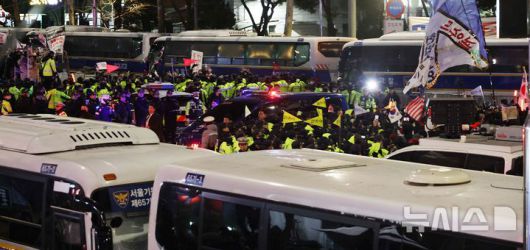 [서울=뉴시스] 김근수 기자 = 내란 수괴와 직권남용 등의 혐의를 받는 윤석열 대통령의 구속 전 피의자 심문(영장실질심사)이 종료된 18일 서울 마포구 서울서부지방법원에서 윤 대통령이 탑승한 호송차량이 법원을 나와 서울구치소를 향하고 있다. (공동취재) 2025.01.18. photo@newsis.com