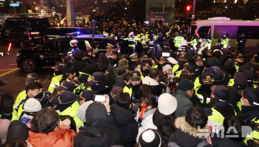 [서울=뉴시스] 김근수 기자 = 내란 수괴와 직권남용 등의 혐의를 받는 윤석열 대통령의 구속 전 피의자 심문(영장실질심사)이 종료된 18일 서울 마포구 서울서부지방법원에서 윤 대통령이 탑승한 호송차량이 법원을 나와 서울구치소를 향하고 있는 가운데 윤 대통령 지지자들이 경찰과 몸싸움을 벌이고 있다. (공동취재) 2025.01.18. photo@newsis.com