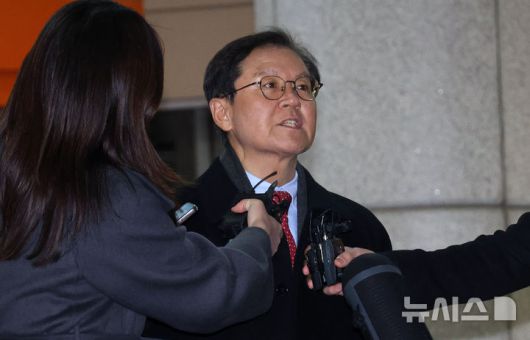 [서울=뉴시스] 김근수 기자 = 내란 수괴와 직권남용 등의 혐의를 받는 윤석열 대통령의 구속 전 피의자 심문(영장실질심사)이 종료된 18일 서울 마포구 서울서부지방법원에서 윤갑근 변호사가 취재진의 질문에 답하고 있다. (공동취재) 2025.01.18. photo@newsis.com