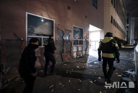 [서울=뉴시스] 정병혁 기자 = 윤석열 대통령의 구속영장이 발부된 19일 서울 마포구 서울서부지방법원의 유리창이 윤 대통령 지지자들에 의해 파손되어 있다. 2025.01.19 jhope@newsis.com