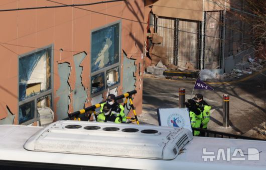 [서울=뉴시스] 황준선 기자 = 지난 1월19일 윤석열 대통령 지지자들의 폭력 사태가 벌어진 서울 마포구 서울서부지방법원의 외벽과 유리창이 파손돼 있다. 2025.01.19. hwang@newsis.com