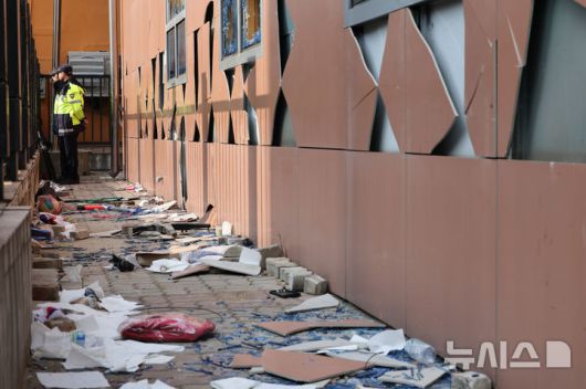 [서울=뉴시스] 황준선 기자 = 지난 1월 19일 윤석열 대통령 지지자들의 폭력 사태가 벌어진 서울 마포구 서울서부지법의 외벽과 유리창이 파손돼 있다. 2025.01.19. hwang@newsis.com