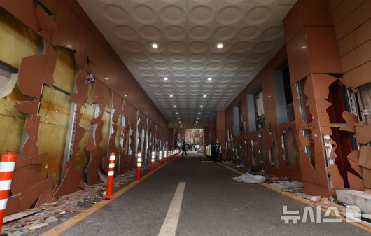 [서울=뉴시스] 황준선 기자 = 19일 윤석열 대통령 지지자들의 폭력 사태가 벌어진 서울 마포구 서울서부지방법원의 외벽과 유리창이 파손돼 있다. 2025.01.19. hwang@newsis.com