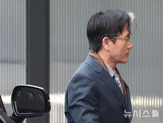 [서울=뉴시스] 김명년 기자 = 오동운 고위공직자범죄수사처(공수처) 처장이 20일 오전 경기도 정부과천청사 내 공수처 청사로 출근하고 있다. 2025.01.20. kmn@newsis.com