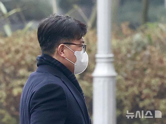 [서울=뉴시스] 김명년 기자 = 이재승 고위공직자범죄수사처(공수처) 차장이 20일 오전 경기 과천시 정부과천청사 공수처로 출근하고 있다. 2025.01.20. kmn@newsis.com