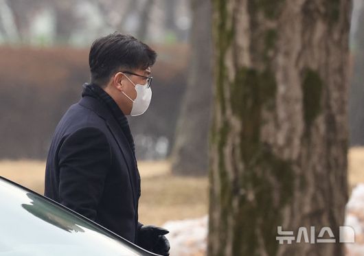 [서울=뉴시스] 김명년 기자 = 이재승 고위공직자범죄수사처(공수처) 차장이 20일 오전 경기 과천시 정부과천청사 공수처로 출근하고 있다. 2025.01.20. kmn@newsis.com