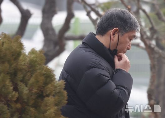 [서울=뉴시스] 김명년 기자 = 고위공직자범죄수사처(공수처) 비상계엄 태스크포스(TF) 팀장인 이대환 부장검사가 20일 오전 정부과천청사 내 공수처 앞에서 이동하고 있다.공수처는 윤석열 대통령에게 이날 오전 10시에 출석해 조사받을 것을 통보했지만, 윤 대통령 측은 불응 의사를 밝혔다. 2025.01.20. kmn@newsis.com