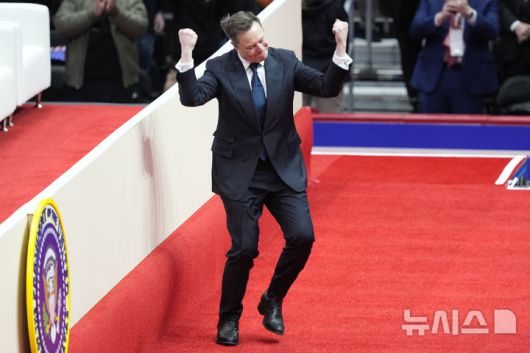 [워싱턴=AP/뉴시스] 일론 머스크 테슬라 최고경영자(CEO)가 20일(현지 시간) 워싱턴의 캐피털 원 아레나에서 열린 도널드 트럼프 대통령 실내 취임 퍼레이드 행사장 무대에 올라 리듬을 타며 지지자들의 호응을 이끌고 있다. 2025.01.21.