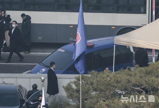 [서울=뉴시스] 정병혁 기자 = 21일 서울 종로구 헌법재판소로 윤석열 대통령이 탑승한 호송차량이 들어서고 있다. 2025.01.21. jhope@newsis.com