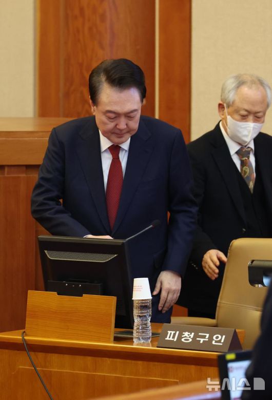 [서울=뉴시스] 사진공동취재단 = 윤석열 대통령이 21일 서울 종로구 헌법재판소에서 열린 탄핵심판 3차 변론기일에 출석하고 있다. 2025.01.21. photo@newsis.com