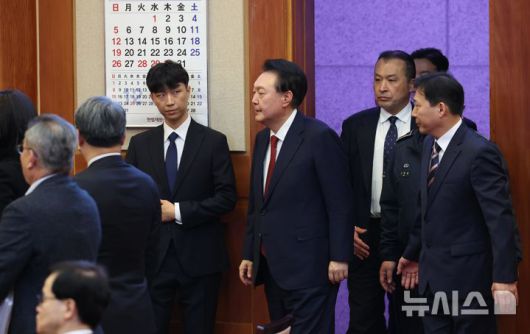 [서울=뉴시스] 사진공동취재단 = 윤석열 대통령이 21일 서울 종로구 헌법재판소에서 열린 탄핵심판 3차 변론기일에 출석하고 있다. 2025.01.21. photo@newsis.com