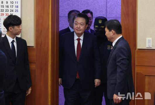 [서울=뉴시스] 사진공동취재단 = 윤석열 대통령이 21일 서울 종로구 헌법재판소에서 열린 탄핵심판 3차 변론기일에 출석하고 있다. 2025.01.21. photo@newsis.com