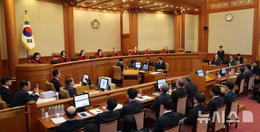 [서울=뉴시스] 사진공동취재단 = 21일 오후 서울 종로구 재동 헌법재판소에서 윤석열 대통령 탄핵심판 3차 변론기일이 열리고 있다. 2025.01.21. photo@newsis.com