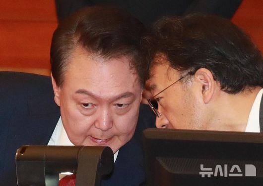 [서울=뉴시스] 사진공동취재단 = 윤석열 대통령이 21일 오후 서울 종로구 헌법재판소에서 열린 탄핵심판 3차 변론기일에 출석해 차기환 변호사와 대화하고 있다. 2025.01.21. photo@newsis.com