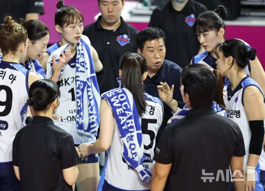 [인천=뉴시스] 김금보 기자 = 21일 오후 인천 부평구 인천삼산월드체육관에서 열린 2024~2025 V-리그 여자부 4라운드 IBK기업은행과 흥국생명의 경기, IBK기업은행 김호철 감독이 작전지시를 하고 있다. 2025.01.21. kgb@newsis.com