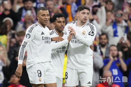 [마드리드=AP/뉴시스] 스페인 프로축구 프리메라리가 레알 마드리드. 왼쪽부터 킬리안 음바페, 호드리구, 페데리코 발베르데. 2025. 1. 22.