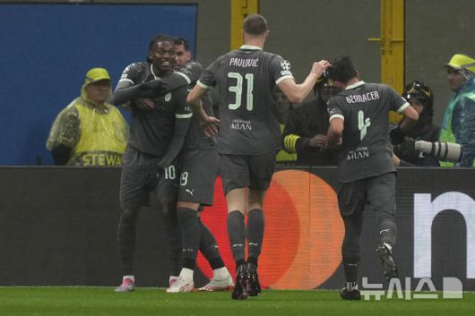 [밀라노=AP/뉴시스] 이탈리아 프로축구 세리에A AC밀란의 하파엘 레앙(왼쪽). 2025. 1. 22.