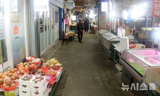 [전주=뉴시스] 김얼 기자 = 설 연휴를 앞둔 23일 전북 전주시 모래내시장이 다소 한산한 모습을 보이고 있다. 2025.01.23. pmkeul@newsis.com