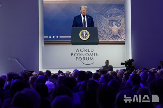[다보스=AP/뉴시스] 도널드 트럼프 미국 대통령이 지난해 스위스 다보스에서 열린 세계경제포럼(WEF·다보스포럼)에 화상으로 참석해 발언하고 있다. 도널드 트럼프 미국 대통령이 세계경제포럼(WEF·다보스포럼)에서 6년 만에 연설하는 가운데, 올해 다보스포럼은 트럼프 대통령의 행보에 전 세계의 관심이 집중될 것으로 보인다. 2026.01.19.