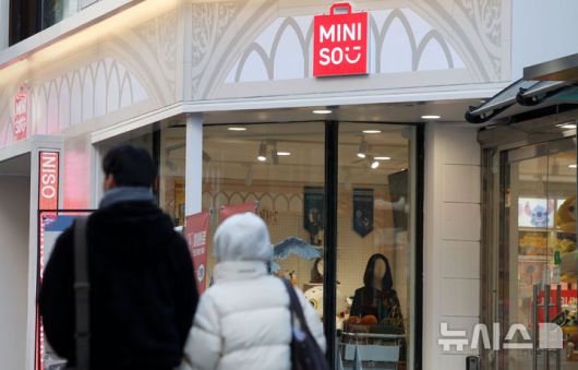 [서울=뉴시스] 홍효식 기자 = 알리익스프레스나 테무 같은 중국계 이커머스에 이어 오프라인 유통까지 'C-커머스(중국계 전자상거래 플랫폼)'가 한국 시장에서 확대하는 양상이다. '중국판 다이소'로 불리는 미니소가 지난 2021년 철수해 3년 만에 다시 한국 시장에 진출한 가운데 단순히 저렴한 가격을 앞세운 생필품 뿐 만 아니라 글로벌 IP와 협업한 제품들로 경쟁력을 키워가고 있다. 미니소는 대학로에 이어 홍대와 건대입구역에 신규 매장 개설을 준비 중인 것으로 알려졌다.사진은 24일 서울 종로구 미니소 대학로점 모습. 2025.01.24. yesphoto@newsis.com