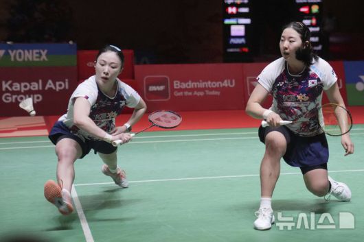[자카르타=AP/뉴시스] 김혜정(왼쪽)과 공희용이 25일(현지 시간) 인도네시아 자카르타에서 열린 세계배드민턴연맹(BWF) 2025 월드투어 슈퍼500 인도네시아 마스터스 여자 복식 4강전에서 자이판-장슈시안 조(중국)와 경기하고 있다. 공희용-김혜정이 2-0(21-17 22-20)으로 완승하고 결승에 올랐다. 2025.01.25.
