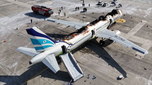 [서울=뉴시스] 국토교통부 항공철도사고조사위원회와 부산경찰청, 부산소방재난본부, 국립과학수사연구원 등이 30일 부산 강서구 김해국제공항 에어부산 항공기 화재현장에서 합동감식을 앞두고 안전 확보를 위한 현장점검을 하고 있다. (사진=국토교통부 제공) 2025.01.31. photo@newsis.com *재판매 및 DB 금지