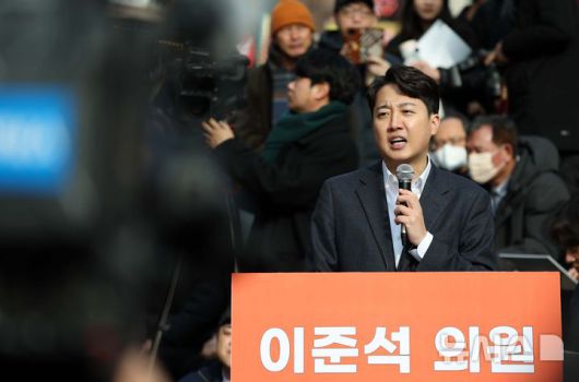 [서울=뉴시스] 고범준 기자 = 이준석 개혁신당 의원이 2일 서울 마포구 홍대 레드로드 버스킹거리에서 정치현안관련 기자회견을 하고 있다. 2025.02.02. bjko@newsis.com