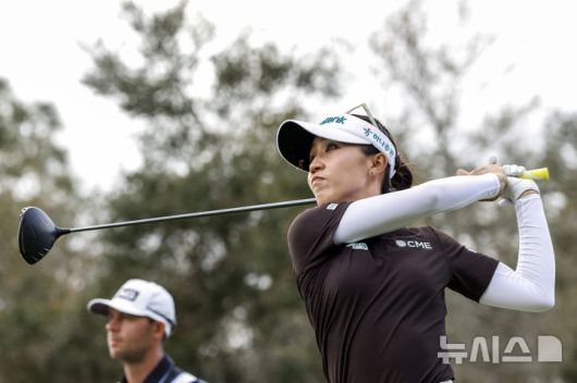 [올랜도=AP/뉴시스] 리디아 고(뉴질랜드)가 2일(현지 시간) 미 플로리다주 올랜도의 레이크 노나 GC에서 열린 미국여자프로골프(LPGA) 투어 힐튼 그랜드 베케이션스 토너먼트 오브 챔피언스 최종 라운드 2번 홀에서 티샷하고 있다. 리디아 고는 최종 합계 13언더파 275타, 단독 6위로 대회를 마쳤다. 2025.02.03.