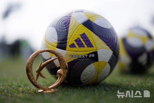 [서울=뉴시스] 프로축구 K리그의 2025시즌 공인구인 아디다스 커넥스트 25 프로(CONEXT 25 PRO). (사진=한국프로축구연맹 제공) *재판매 및 DB 금지