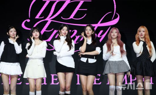 [서울=뉴시스] 김혜진 기자 = 그룹 아이브(왼쪽부터 레이, 가을, 장원영, 안유진, 이서, 리즈)가 3일 오후 서울 영등포구 콘래드 서울에서 열린 세 번째 미니 앨범 '아이브 엠파시(IVE EMPATHY)' 발매 기념 기자간담회에서 포즈를 취하고 있다.더블 타이틀곡 '애티튜드'는 바꿀 수 없는 상황에서 유일하게 바꿀 수 있는 건 상황을 받아들이는 나의 태도뿐이기에 바꿀 수 없는 상황을 유쾌하게 받아들이는 자세를 노래한 곡이다. 2025.02.03. jini@newsis.com