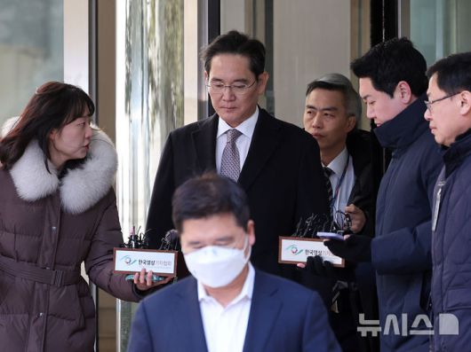 [서울=뉴시스] 김금보 기자 = 제일모직과 삼성물산의 부당합병 의혹으로 재판을 받고 있는 이재용 삼성전자 회장이 3일 오후 서울 서초구 서울고등법원에서 열린 항소심에서 무죄를 선고 받은 뒤 법원을 나서고 있다.이 회장은 삼성그룹 부회장을 맡았던 당시 경영권 승계와 그룹 지배력 강화를 위해 지난 2015년 진행된 삼성물산과 제일모직 합병 과정에 위법하게 관여한 혐의 등으로 2020년 9월 재판에 넘겨졌으며 지난해 2월 1심 판결에서 무죄를 선고 받았다. 2025.02.03. kgb@newsis.com