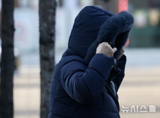 [서울=뉴시스] 김명년 기자 = 서울에 올겨울 첫 한파경보가 발효중인 4일 오전 서울 영등포구 여의도역 인근에서 두꺼운 옷차림을 한 시민이 발걸음을 재촉하고 있다. 2025.02.04. kmn@newsis.com