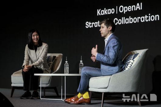 [서울=뉴시스] 정병혁 기자 = 정신아 카카오 대표와 샘 올트먼 오픈AI 최고경영자가 4일 서울 중구 플라자호텔에서 열린 카카오 기자간담회에서 대담을 하고 있다. 2025.02.04. jhope@newsis.com