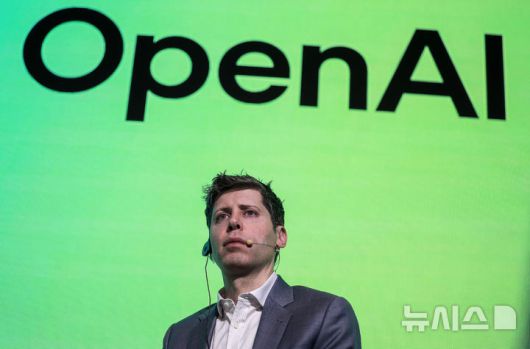 [서울=뉴시스] 정병혁 기자 = 샘 올트먼 오픈AI 최고경영자가 4일 서울 중구 플라자호텔에서 열린 카카오 기자간담회에서 취재진 질문에 답하고 있다. 2025.02.04. jhope@newsis.com