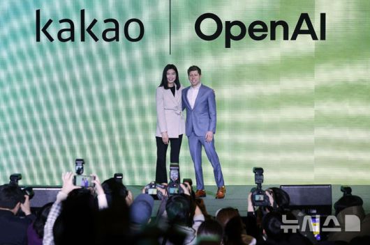 [서울=뉴시스] 최동준 기자 = 정신아 카카오 대표와 샘 올트먼 오픈AI 최고경영자가 4일 서울 중구 더 플라자호텔에서 열린 카카오 미디어데이에서 기념촬영을 하고 있다. 2025.02.04. photocdj@newsis.com