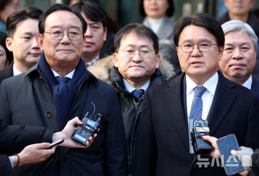 [서울=뉴시스] 추상철 기자 = 송철호(왼쪽) 전 울산시장과 황운하 조국혁신당 원내대표가 4일 오전 서울 서초구 서울고등법원에서 열린 '청와대 하명수사 및 선거개입 의혹'과 관련 항소심선고공판에서 무죄를 선고 받은 후 입장을 밝히고 있다. 2025.02.04. scchoo@newsis.com