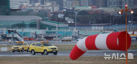 [제주=뉴시스] 우장호 기자 = 한파가 기승을 부리는 4일 오후 제주국제공항에서 활주로 노면 결빙 상태를 파악하기 위해 한국공항공사 차량이 이동하고 있다. 2025.02.04. woo1223@newsis.com