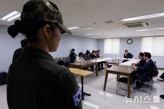 [서울=뉴시스] 국회사진기자단 = 5일 서울 수도방위사령부에서 진행된 윤석열 정부의 비상계엄 선포를 통한 내란혐의 진상규명 국정조사특별위원회(내란 국조특위) 2차 현장조사에서 여인형 전 국군방첩사령관이 불출석한 가운데 안규백 위원장 주재로 회의가 진행되고 있다. 2025.02.05. photo@newsis.com
