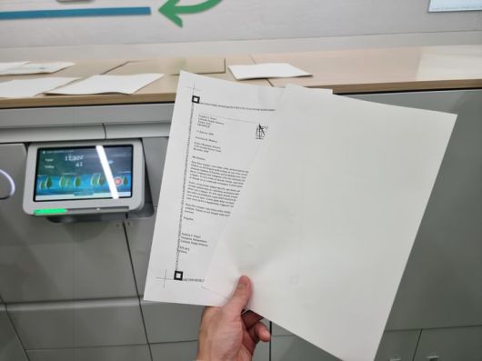 [나가노=뉴시스]이지용 기자 = 페이퍼랩 신제품을 통해 재생한 종이. 왼쪽 헌 종이를 오른쪽 새 종이로 재생한 모습. 2025.02.06. leejy5223@newsis.com *재판매 및 DB 금지