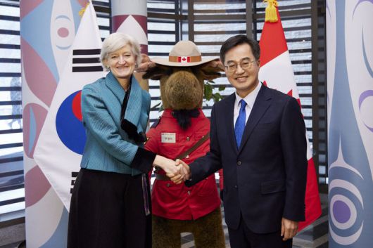 [수원=뉴시스] 6일 오후 주한 캐나다 대사관에서 김동연 경기도지사가 타마라 모휘니(Tamara Mawhinney) 주한 캐나다 대사와 기념 촬영을 하고 있다. (사진=경기도 제공) 2025.02.06. photo@newsis.com *재판매 및 DB 금지